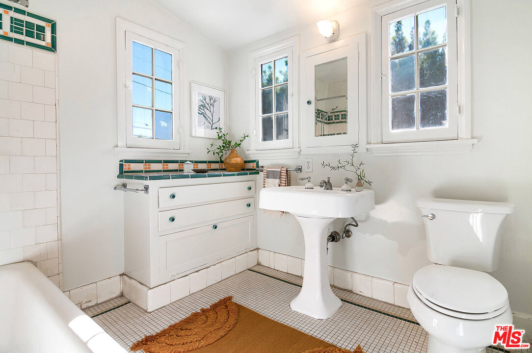 1626 N Orange Grove Ave