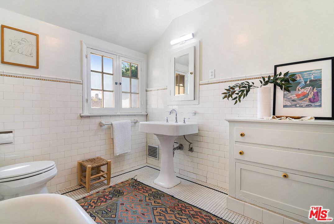 1626 N Orange Grove Ave