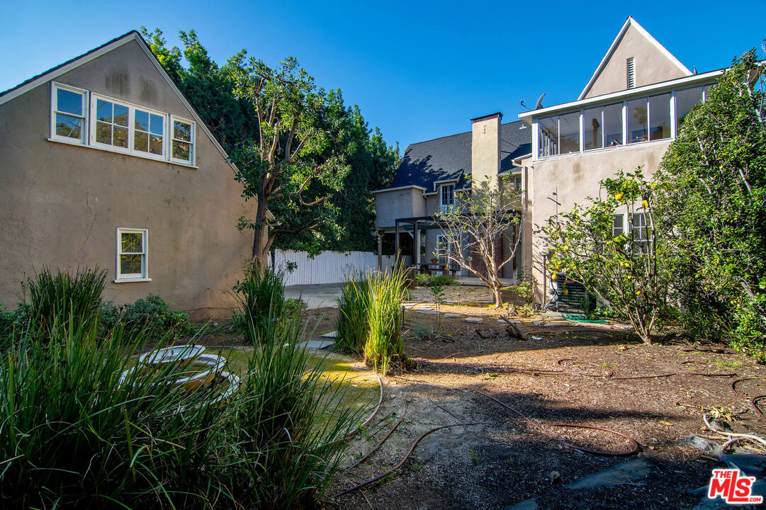 1626 N Orange Grove Ave