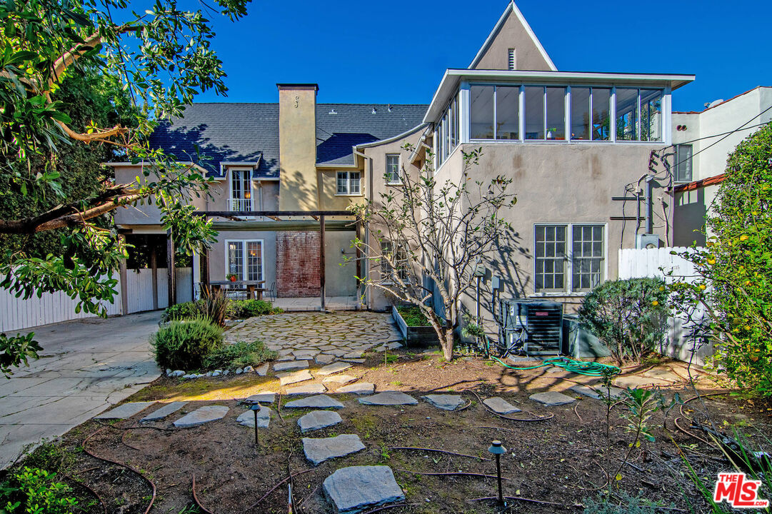 1626 N Orange Grove Ave