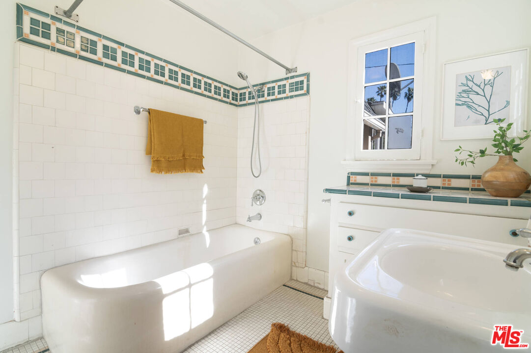 1626 N Orange Grove Ave