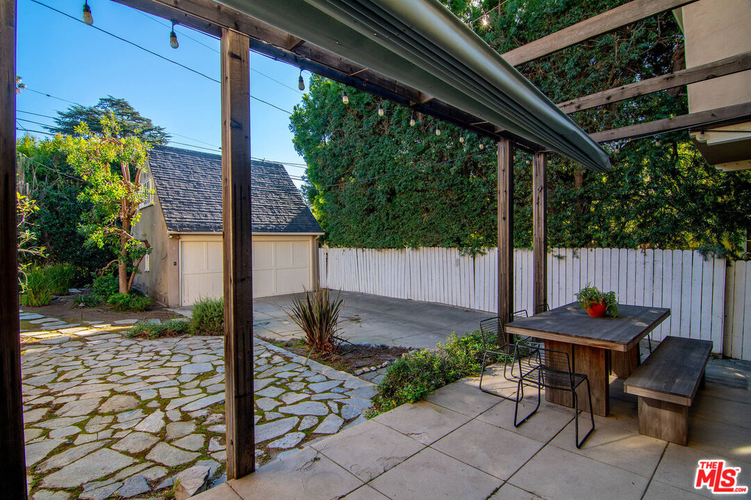 1626 N Orange Grove Ave