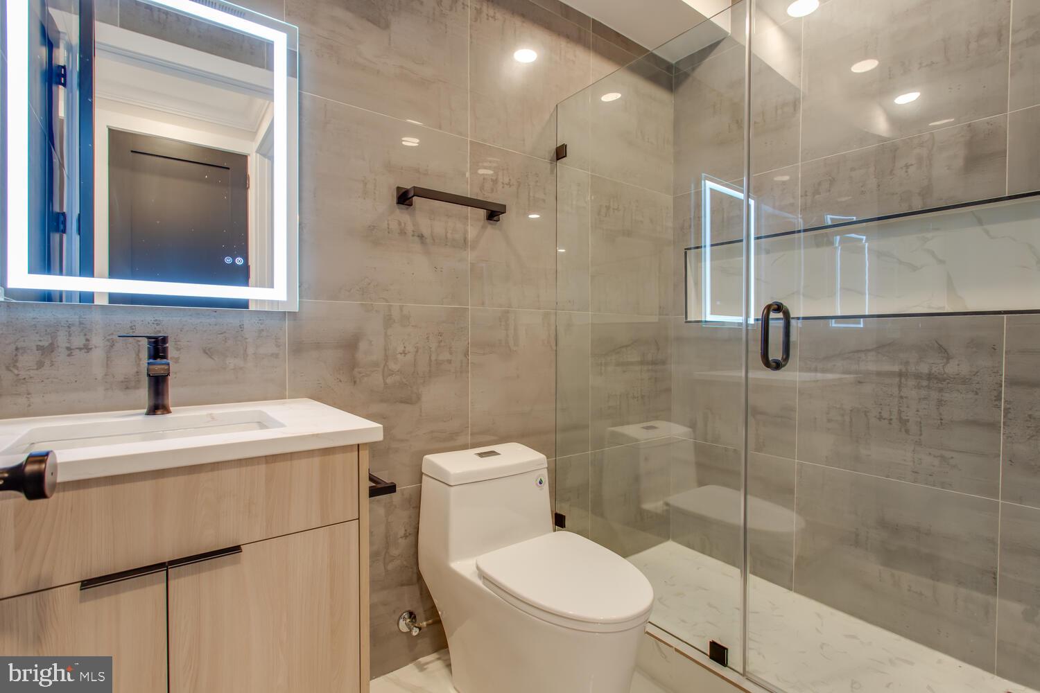2305 Nicholson SE #201
