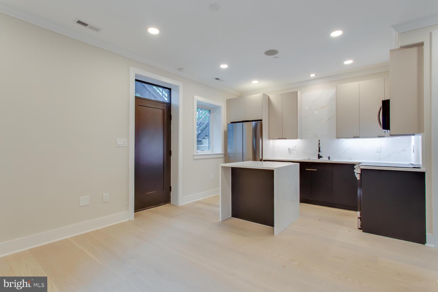 2305 Nicholson SE #201