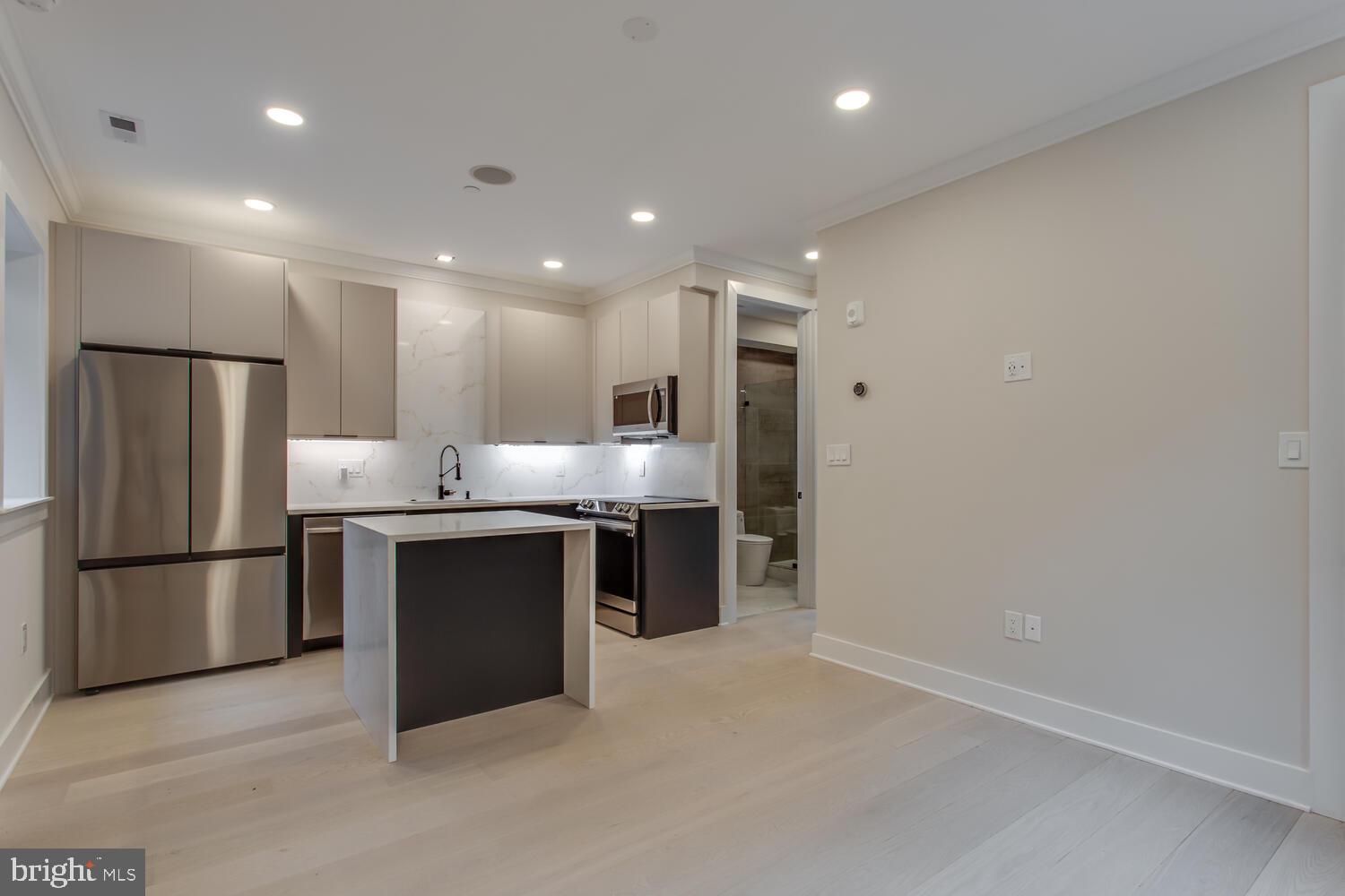 2305 Nicholson SE #201