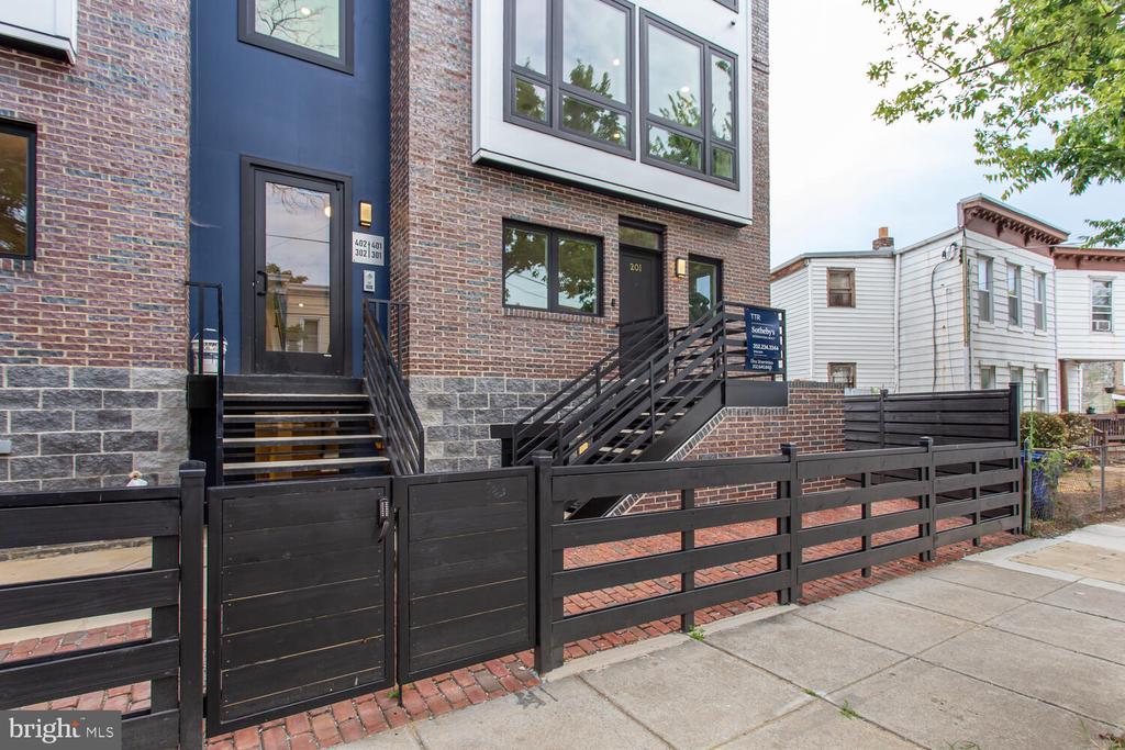 2305 Nicholson SE #201