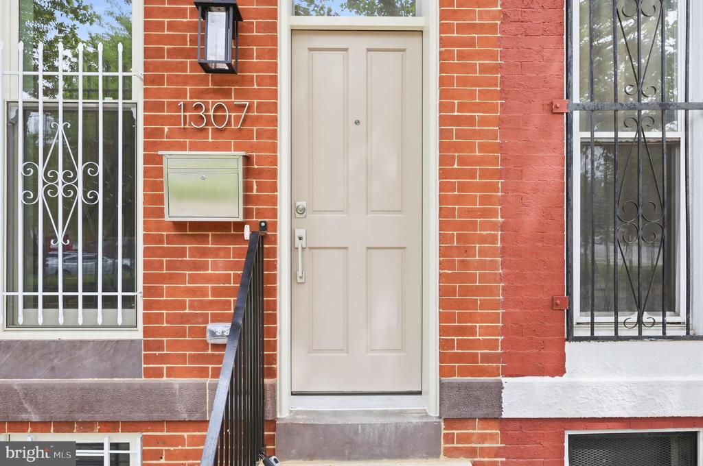 1307 N BROADWAY