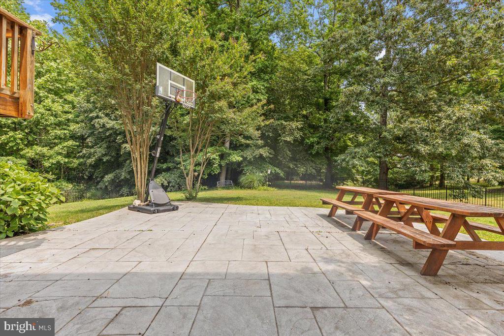 8200 Tiverton Dr