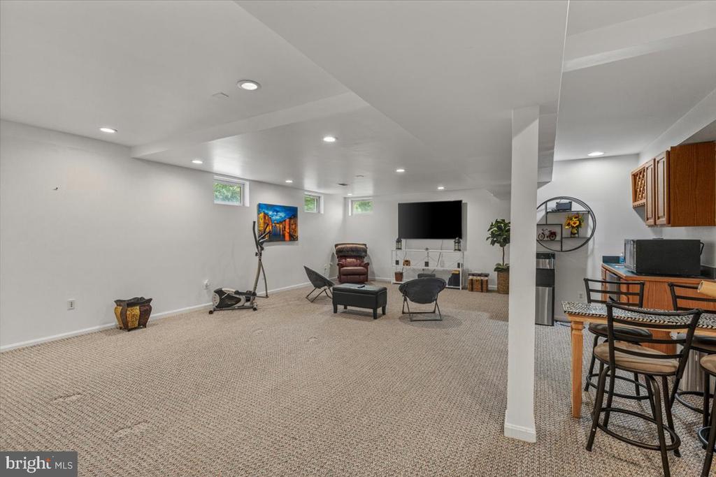 8200 Tiverton Dr