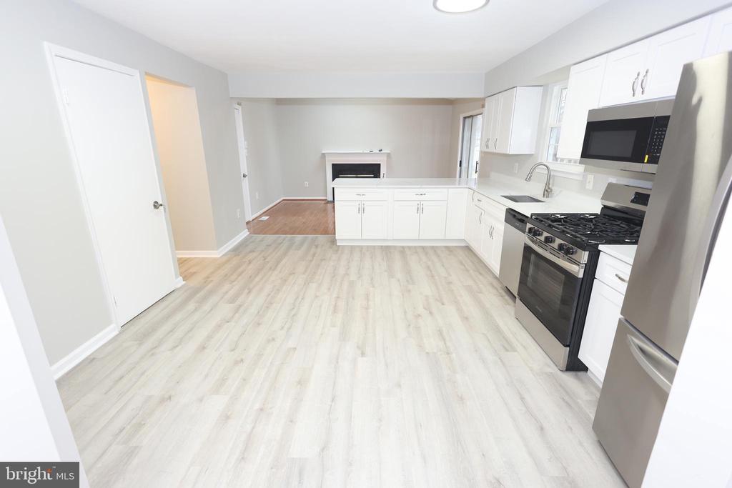 6113 PEGGYANNE CT