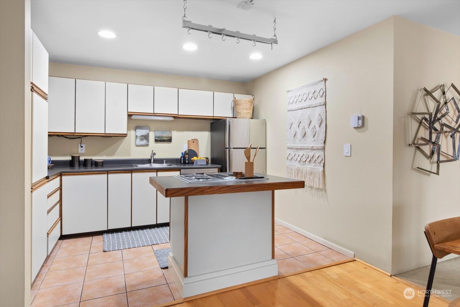 211 Summit Ave E #N409