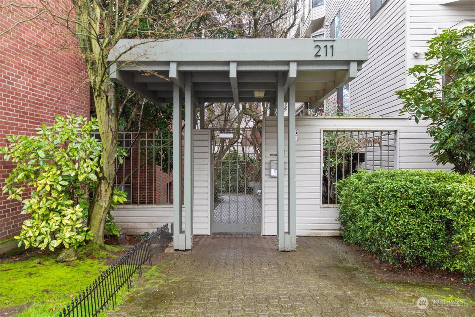 211 Summit Ave E #N409