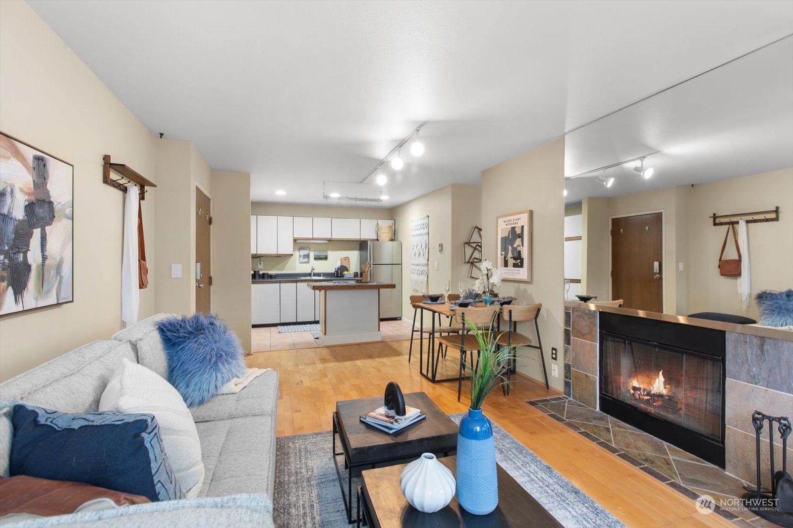 211 Summit Ave E #N409