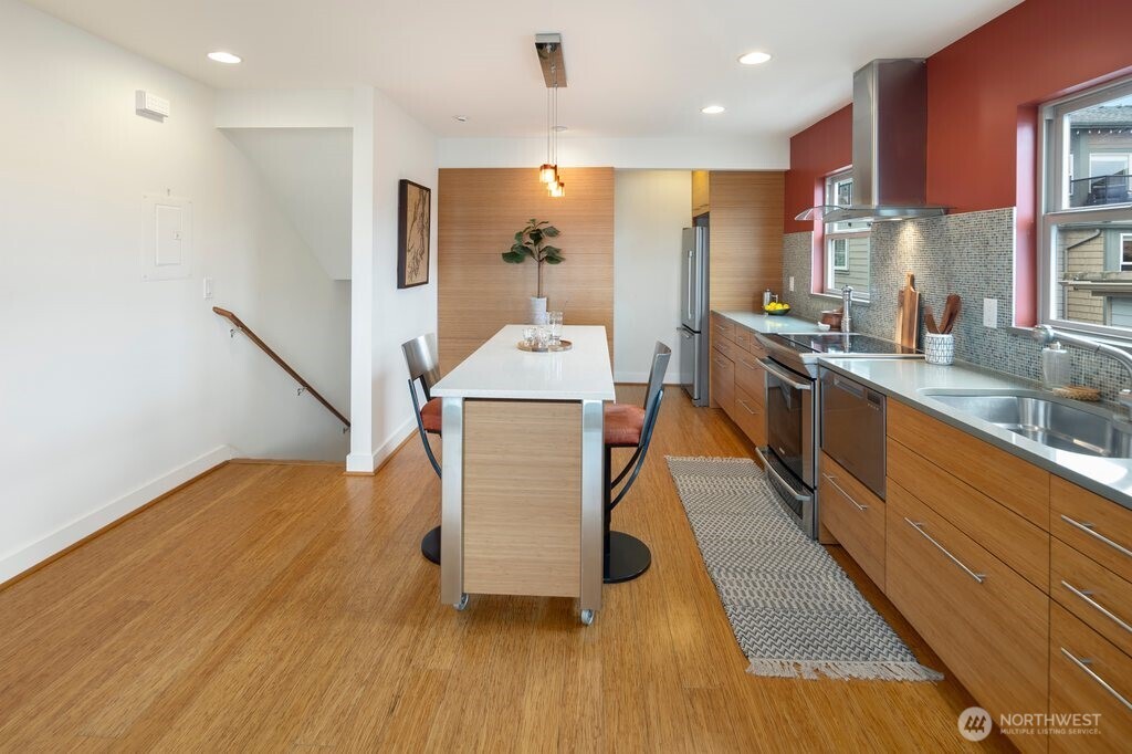 515 W Olympic Place Unit: 208