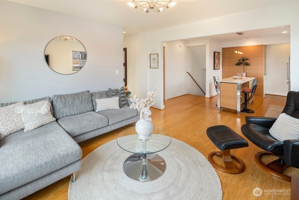 515 W Olympic Place Unit: 208