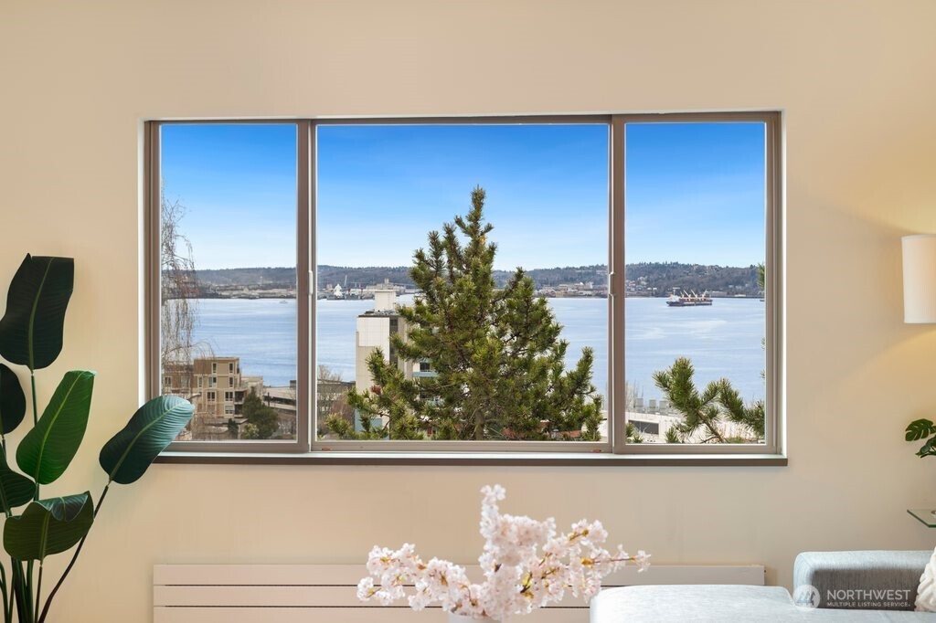 515 W Olympic Place Unit: 208