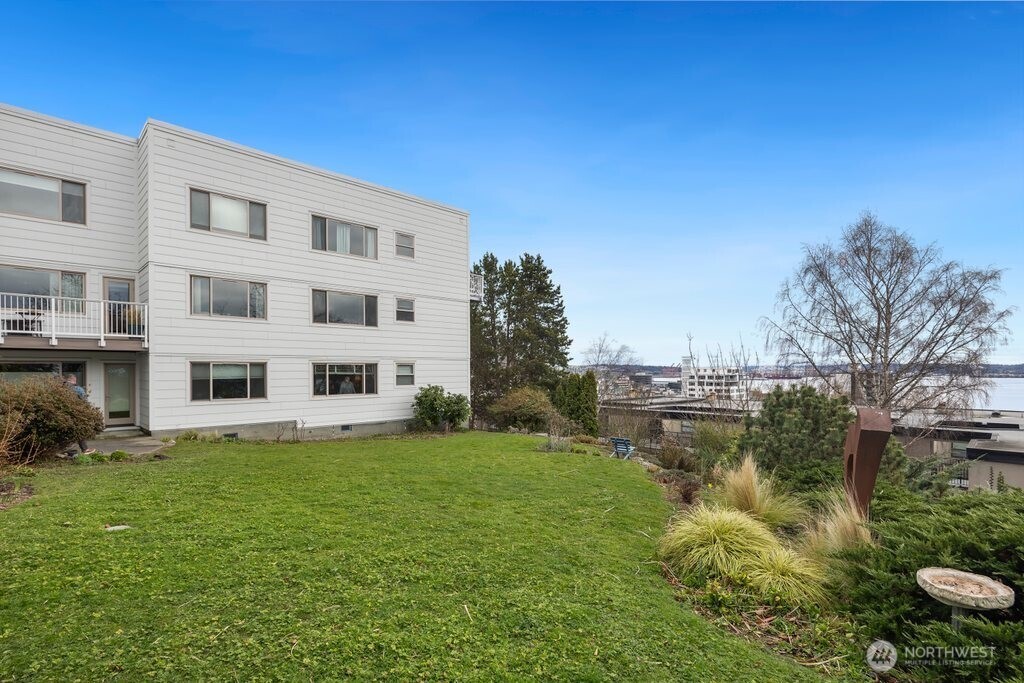 515 W Olympic Place Unit: 208