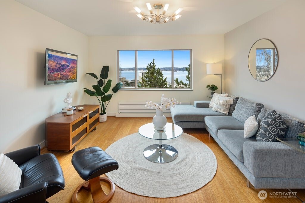 515 W Olympic Place Unit: 208
