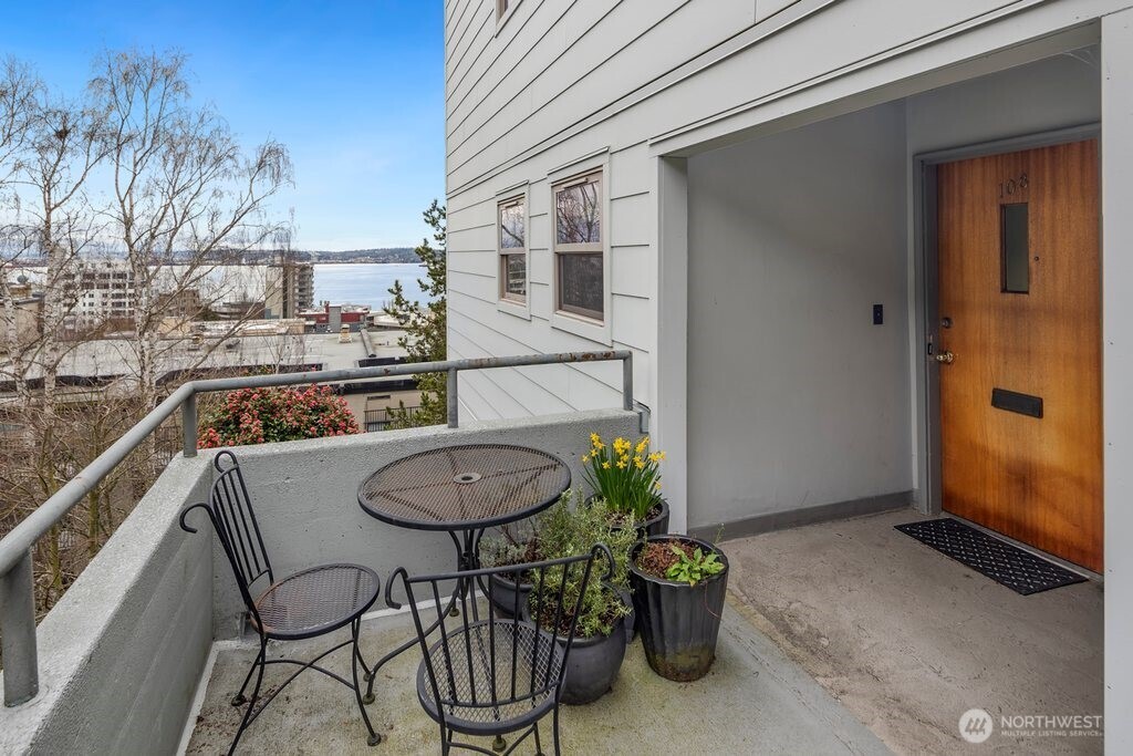 515 W Olympic Place Unit: 208