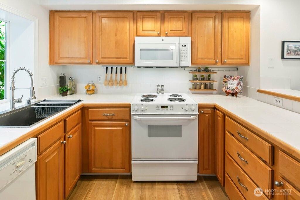 4418 Corliss Avenue N Unit: B