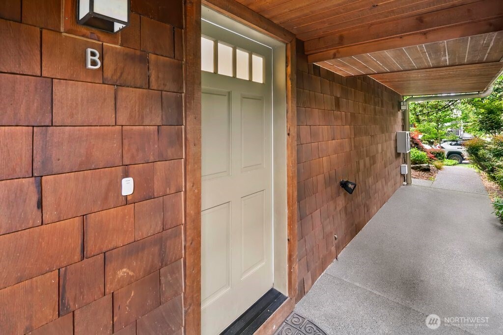 4418 Corliss Avenue N Unit: B