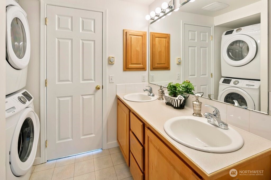 4418 Corliss Avenue N Unit: B