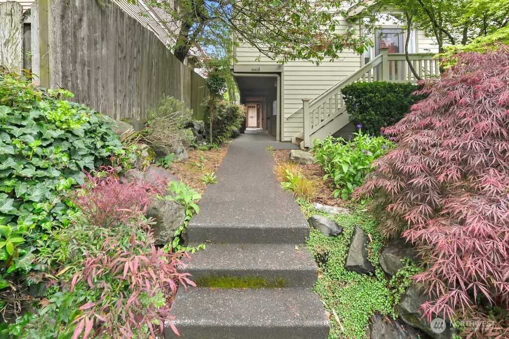 4418 Corliss Avenue N Unit: B