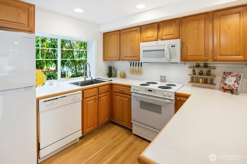 4418 Corliss Avenue N Unit: B