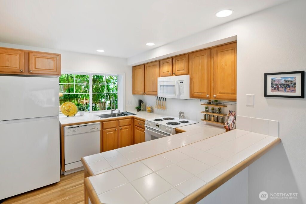 4418 Corliss Avenue N Unit: B