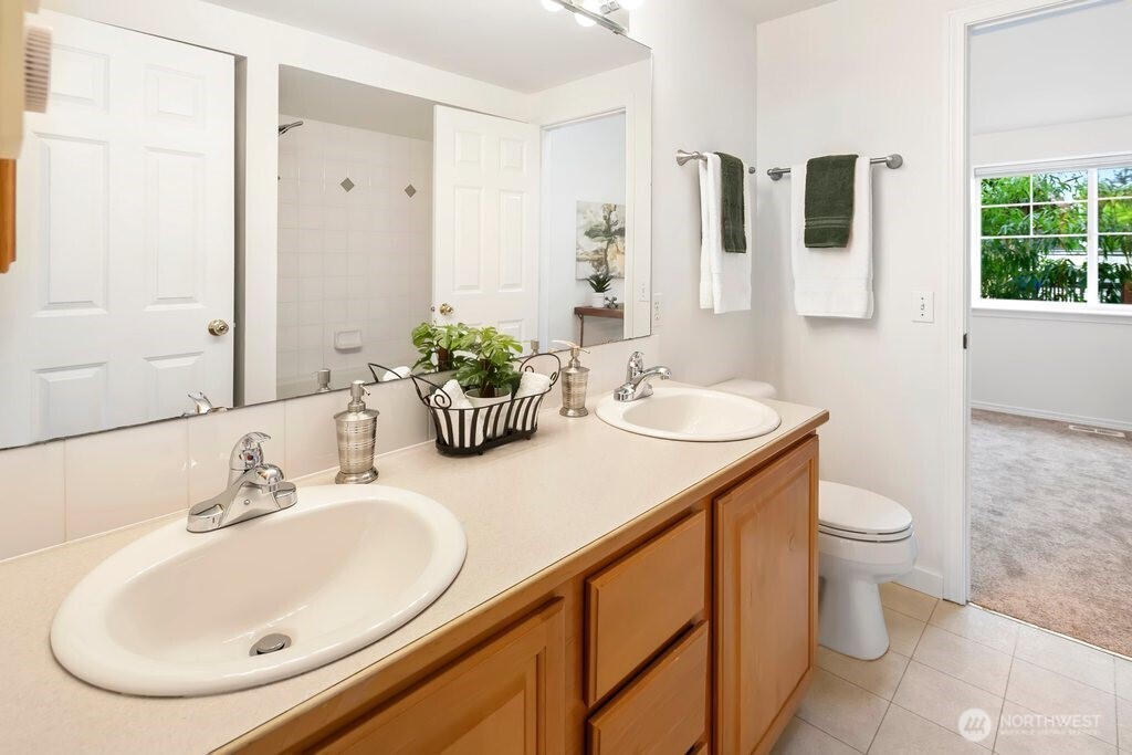 4418 Corliss Avenue N Unit: B