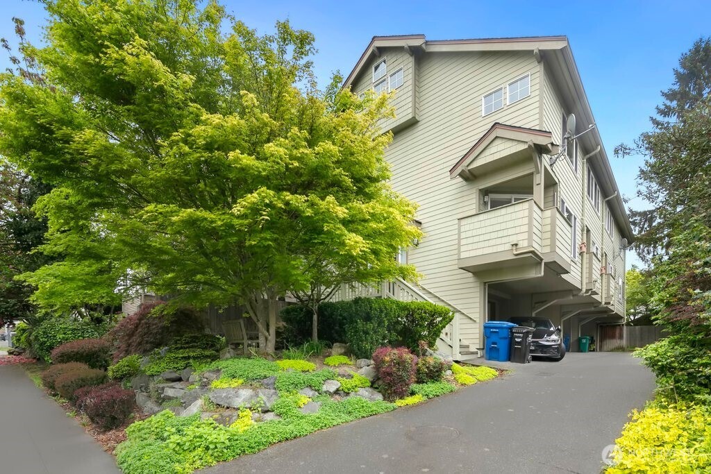 4418 Corliss Avenue N Unit: B