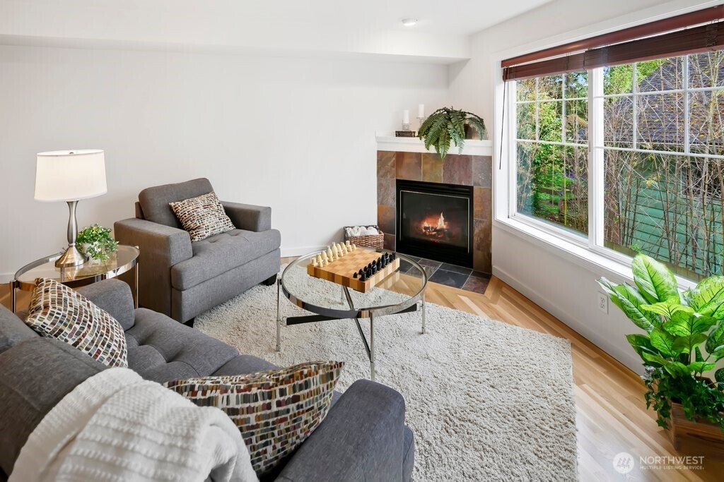 4418 Corliss Avenue N Unit: B