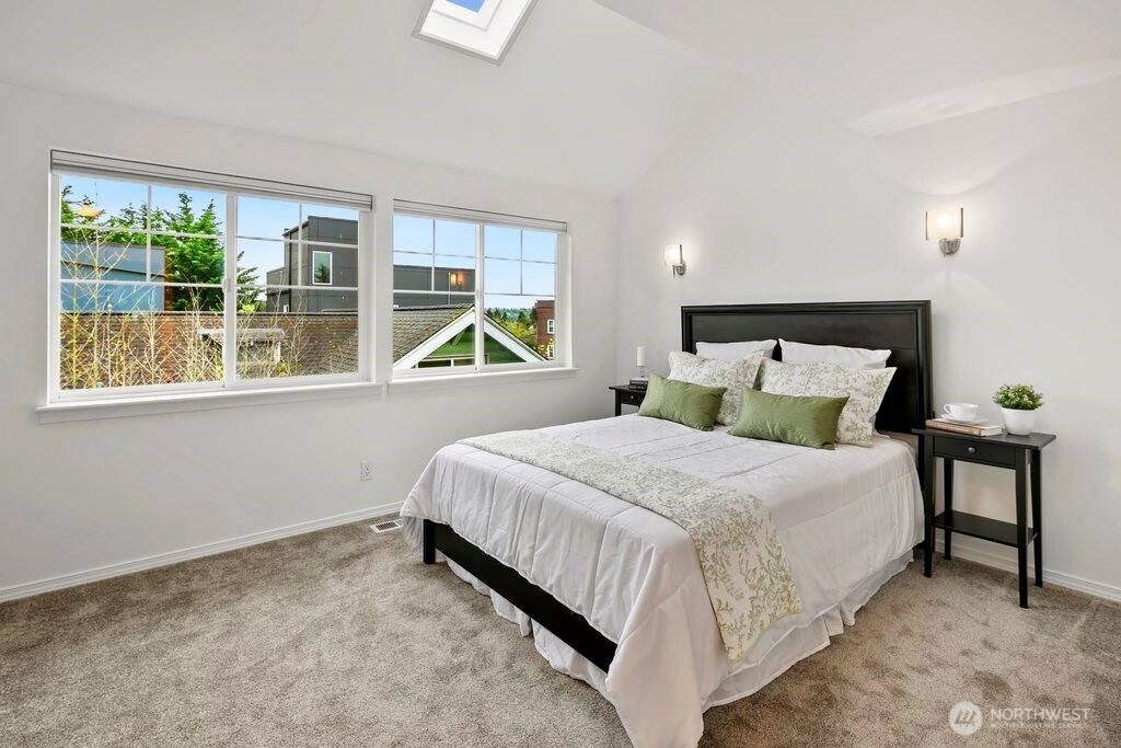 4418 Corliss Avenue N Unit: B