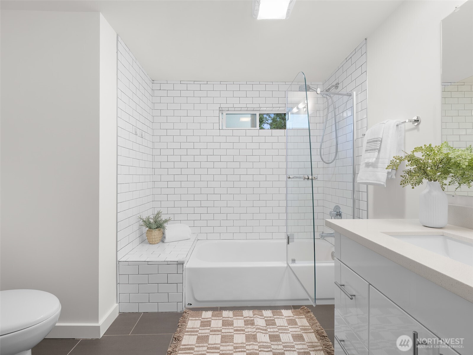 9122 Matthews Avenue NE