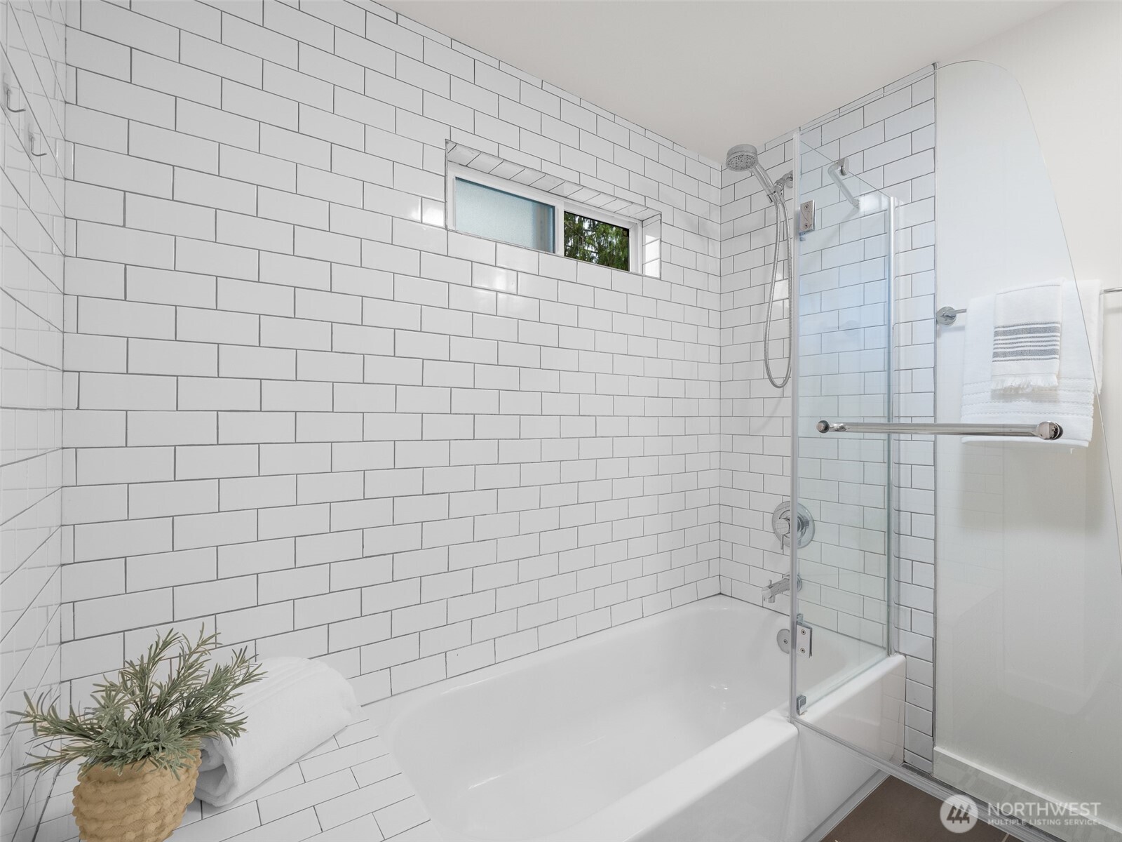 9122 Matthews Avenue NE