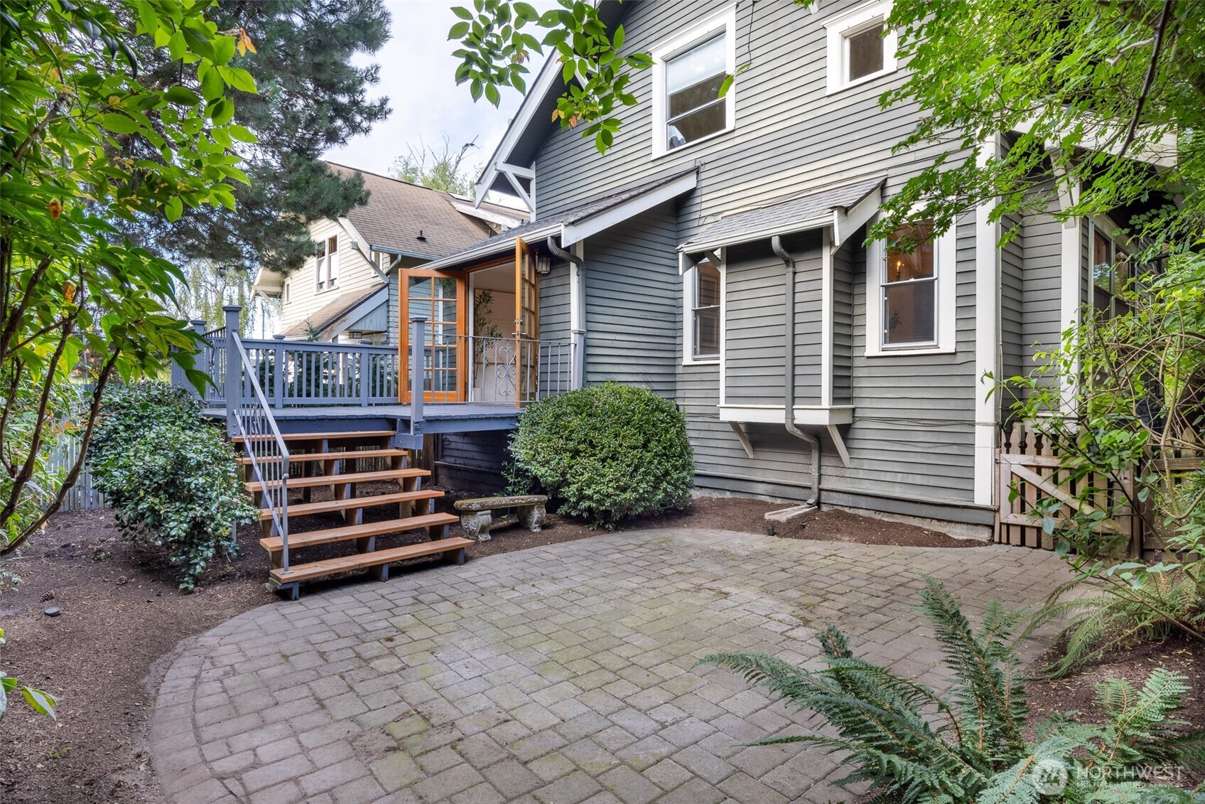 2555 Queen Anne Avenue N
