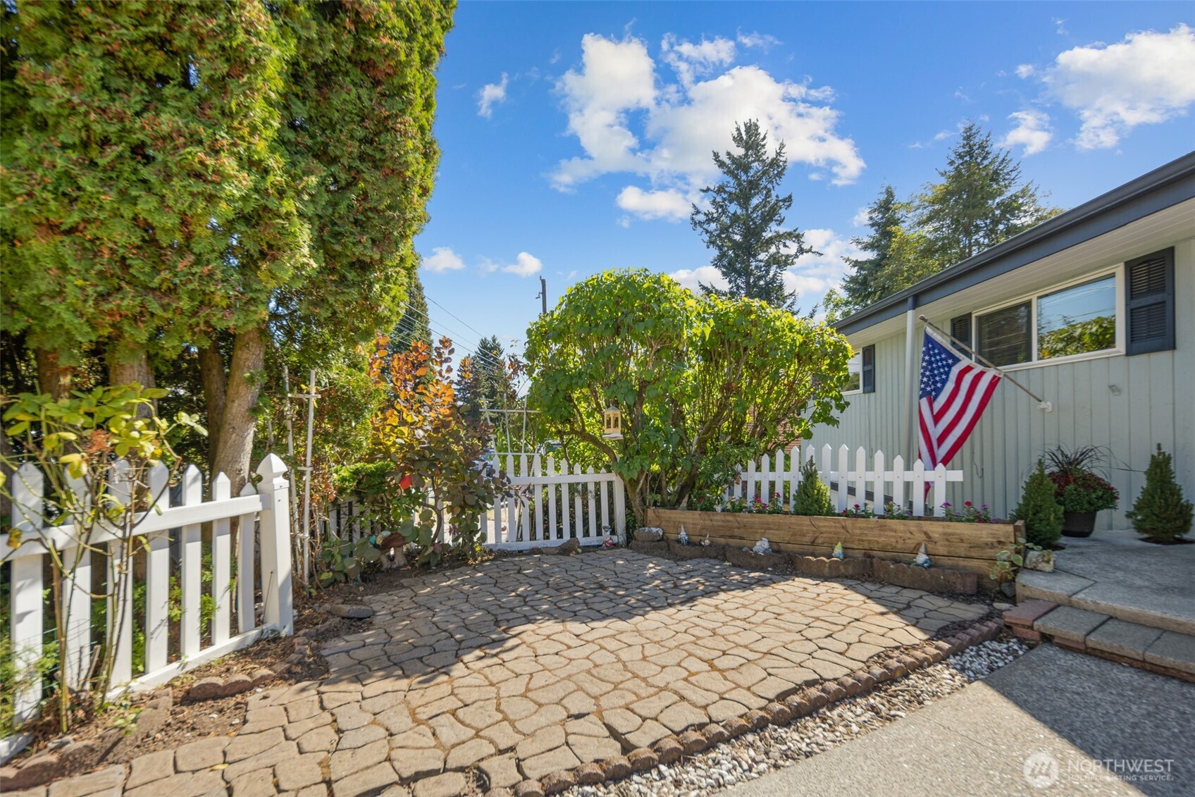 12225 Palatine Avenue N