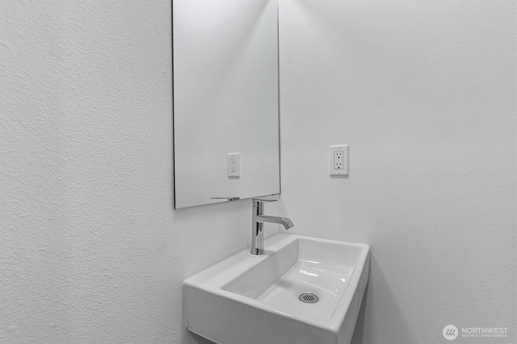 909 Hiawatha Place S Unit: A