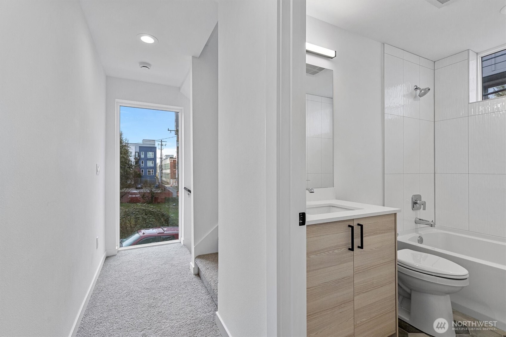 909 Hiawatha Place S Unit: A