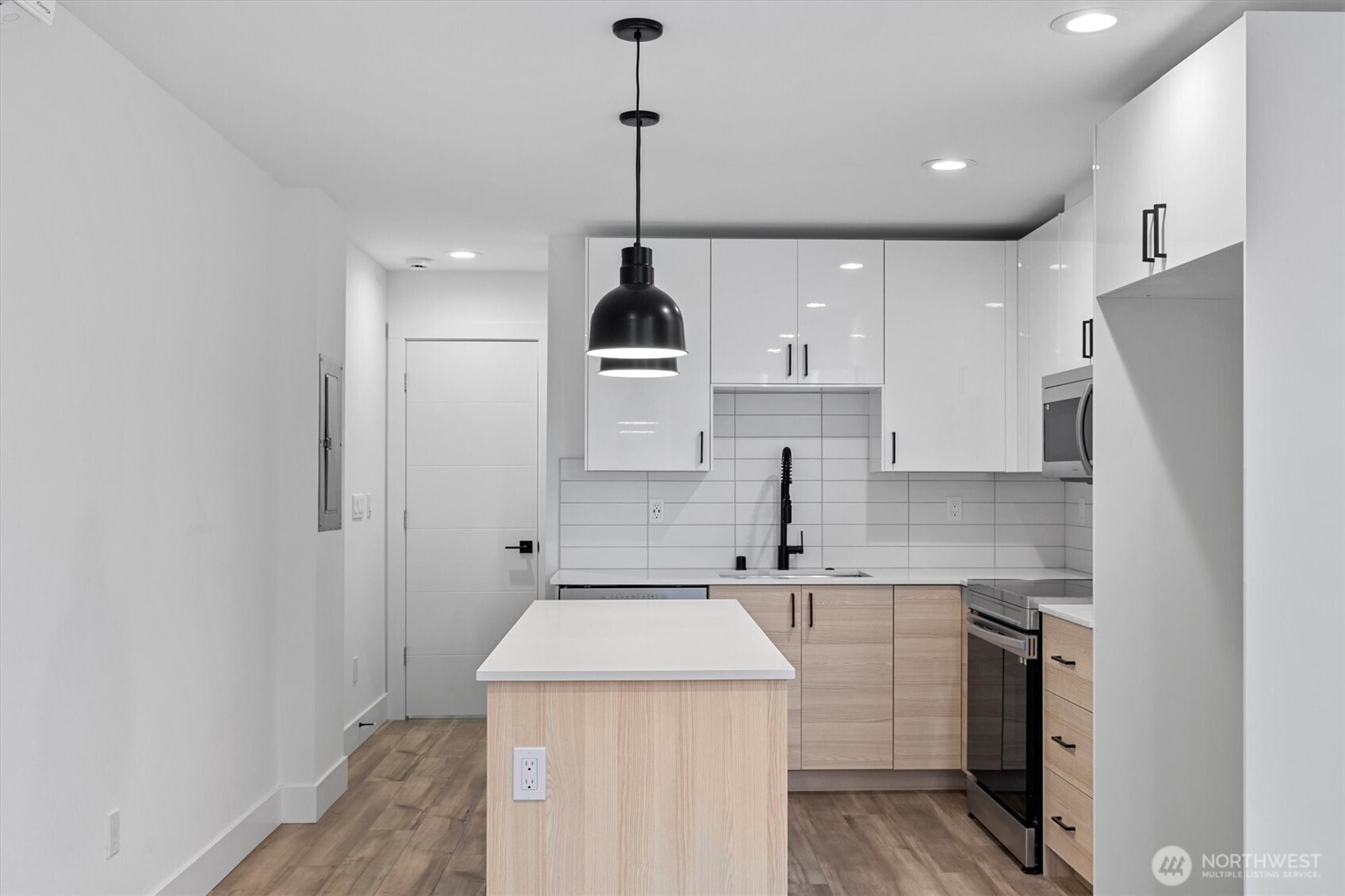 909 Hiawatha Place S Unit: A