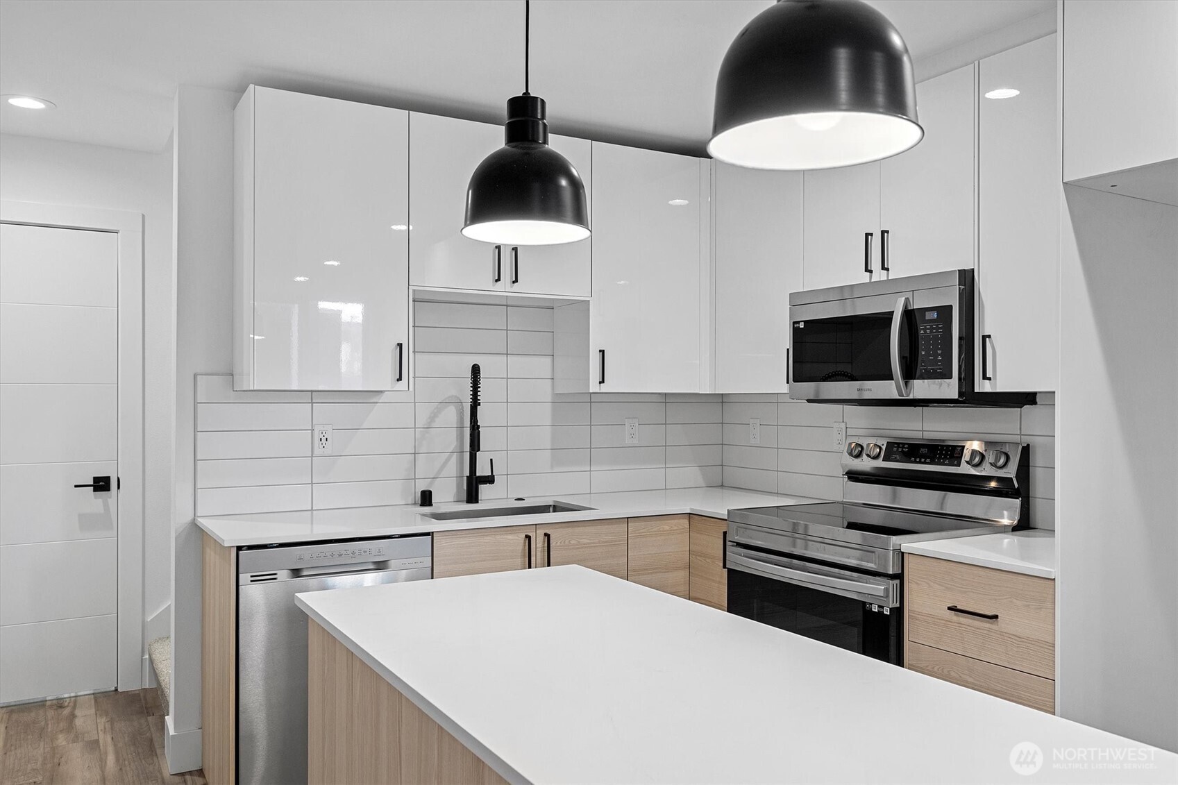 909 Hiawatha Place S Unit: A