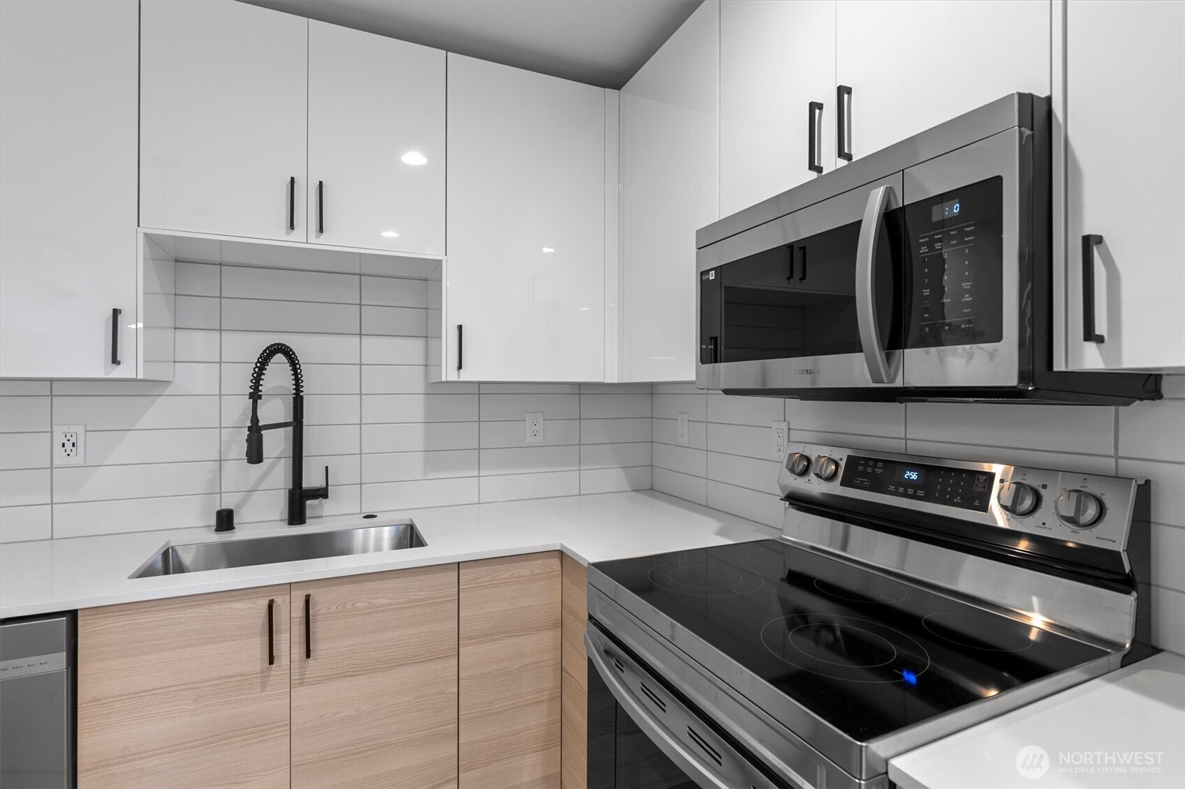 909 Hiawatha Place S Unit: A