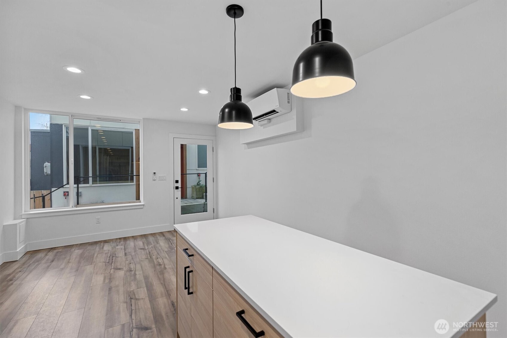 909 Hiawatha Place S Unit: A