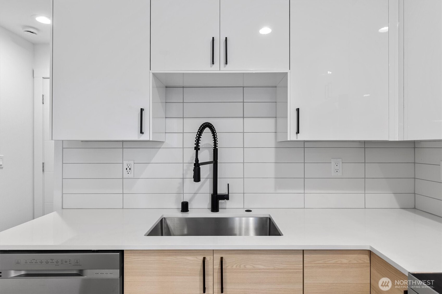 909 Hiawatha Place S Unit: A