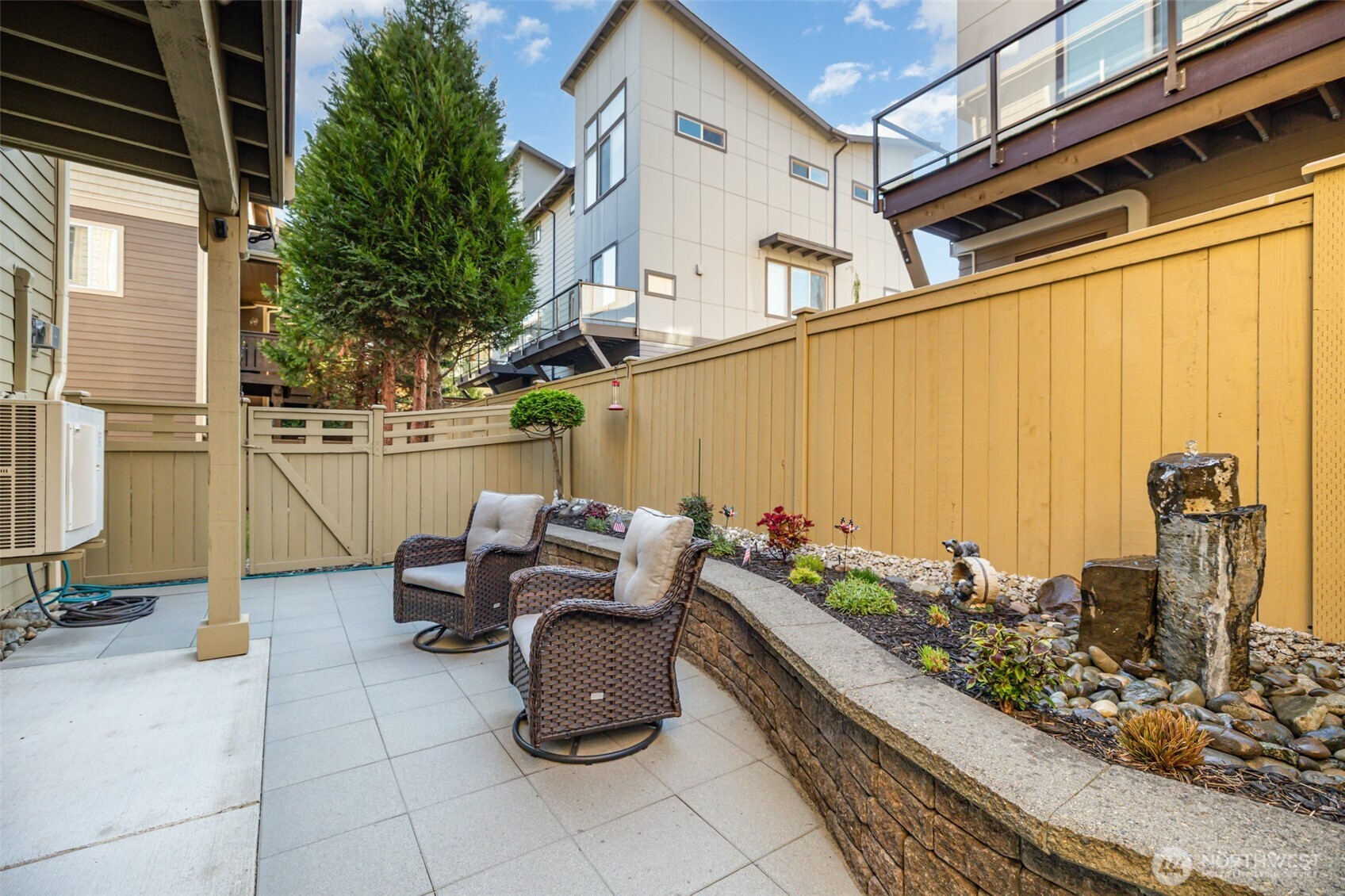 325 Chelan Place NE Unit: D1