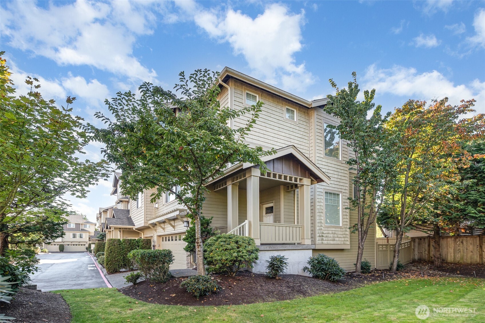 325 Chelan Place NE Unit: D1