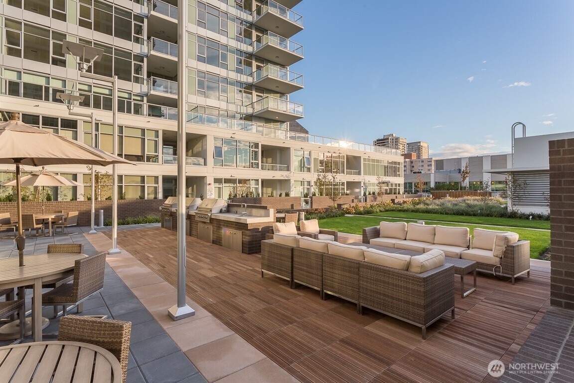 583 Battery Street Unit: 2208N