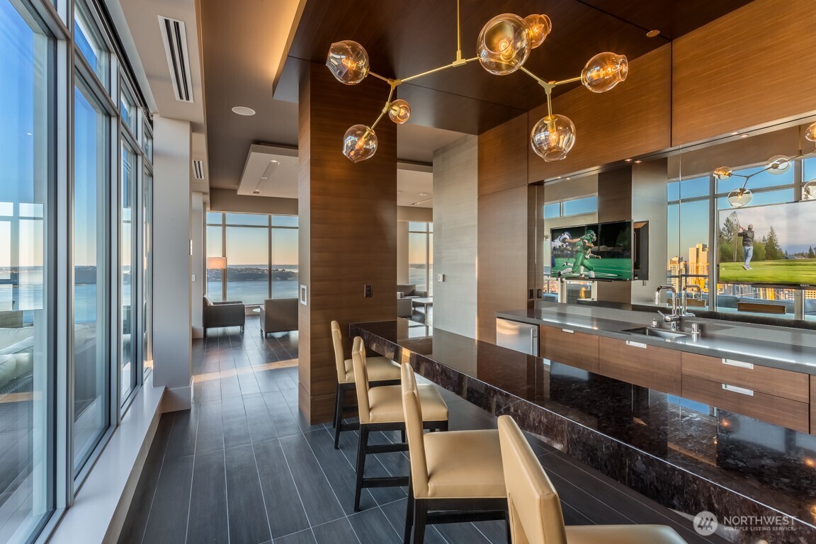 583 Battery Street Unit: 2208N