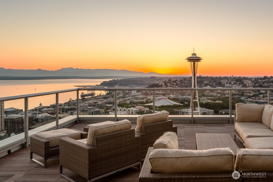 583 Battery Street Unit: 2208N