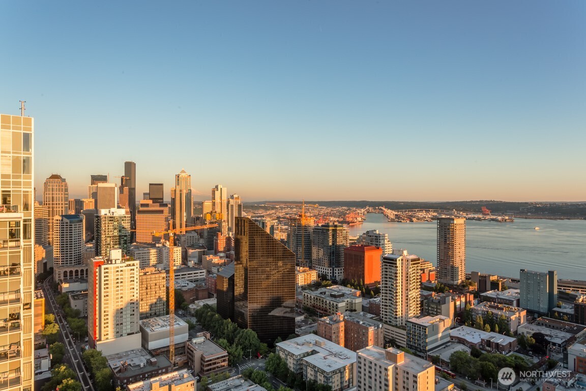583 Battery Street Unit: 2208N